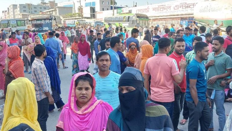 গাজীপুরে চারটি কারখানায় শ্রমিক বিক্ষোভ, মহাসড়কে অবরোধ