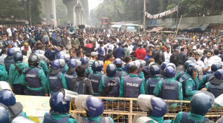 যমুনা অভিমুখে ছাত্র-জনতার পদযাত্রা শাহবাগে আটকে দিলো পুলিশ