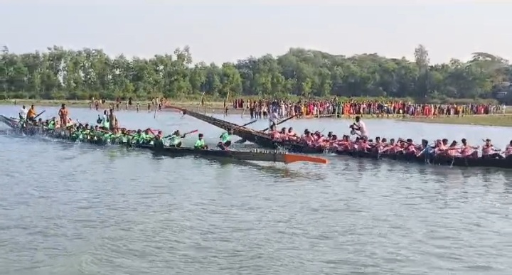 কলাপাড়ায় গ্রাম বাংলার ঐতিহ্যবাহী নৌকাবাইচ প্রতিযোগিতা অনুষ্ঠিত