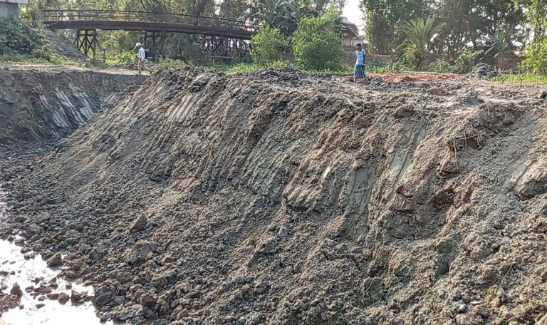 বিএনপির প্রভাব: বরগুনা জেলার খালের মাটি পটুয়াখালী জেলার ইটভাটায় নিচ্ছে