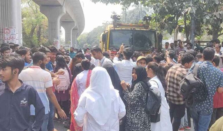 ধর্ষকের শাস্তির দাবিতে শাহবাগে ৩০ কলেজের শিক্ষার্থীদের অবস্থান