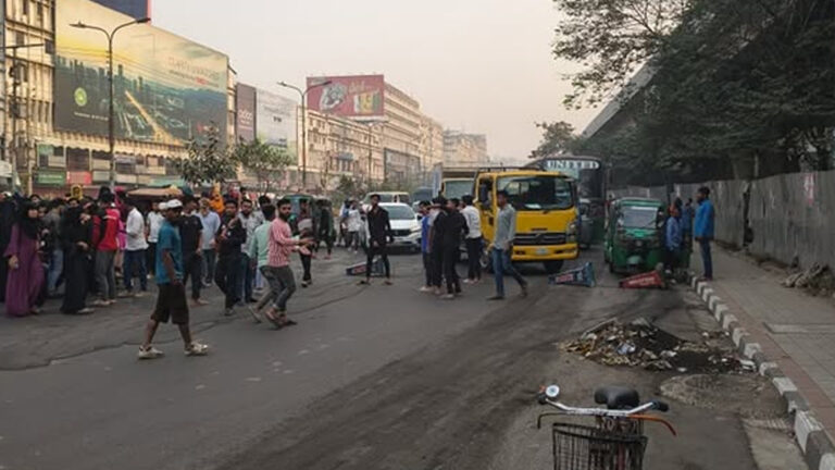 বনানীতে গাড়ির ধাক্কায় প্রাণ গেল নারীর, সড়ক অবরোধ সহকর্মীদের