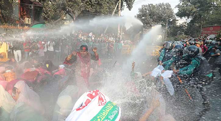 শিক্ষকদের ওপর পুলিশের জলকামান নিক্ষেপ