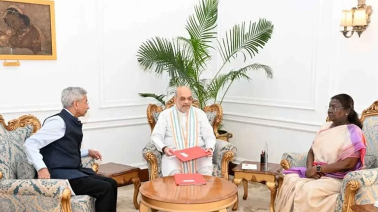 রাষ্ট্রপতির সঙ্গে ভারতের ২ মন্ত্রীর জরুরি বৈঠক, ‘লাল ফাইল’ ঘিরে জল্পনা