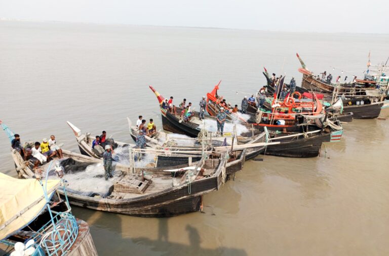 বঙ্গোপ সাগরে নৌবাহিনীর অভিযানে ৬১ জন জেলে আটক