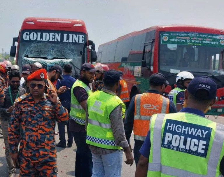 ঢাকা-মাওয়া এক্সপ্রেসওয়েতে অ্যাম্বুলেন্সে বাসের ধাক্কায় নিহত ৫
