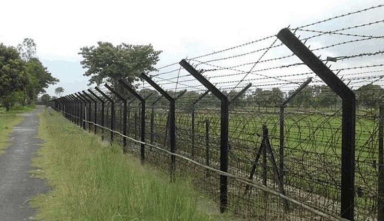 বাংলাদেশ -ভারত সীমান্তে কাটাতারবাংলাদেশের সীমান্তে ভারত কাদের ঠেলে দিচ্ছে?
