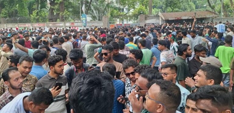 ছাত্রদল নেতা হত্যার প্রতিবাদে ঢাবিতে বিক্ষোভ, ভিসি-প্রক্টরের পদত্যাগ দাবি