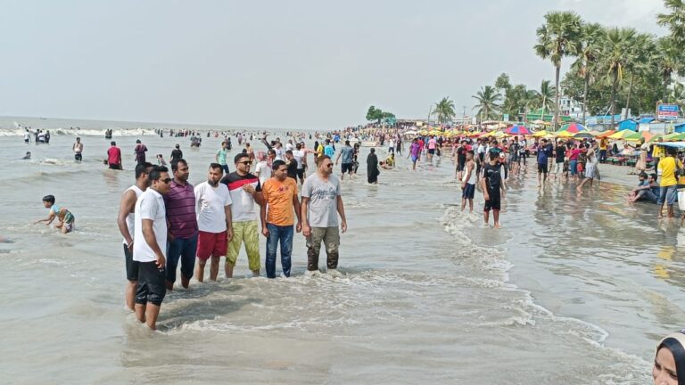 টানা তিন দিনের ছুটিতে কুয়াকাটায় পর্যটকের ঢল