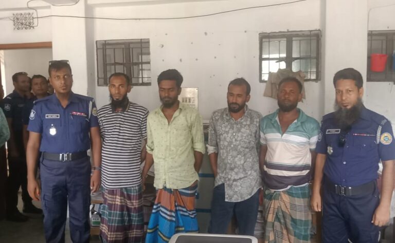 কুয়াকাটায় আবাসিক হোটেল থেকে ৭ জুয়াড়ী আটক
