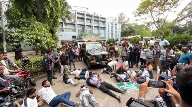 প্রেস ক্লাবের সামনে শুয়ে পড়লেন চাকরিচ্যুত সেনাসদস্যরা