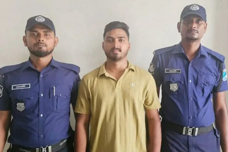 লঞ্চঘাটে তরুণীদের প্রকাশ্যে মারধর, যুবক আটক