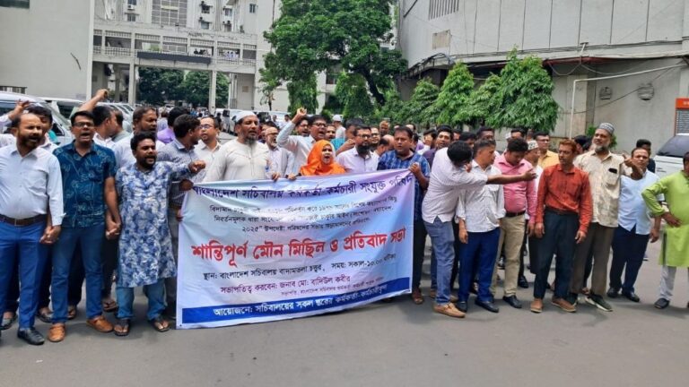 সরকারি কর্মচারীদের বিক্ষোভে উত্তপ্ত সচিবালয়