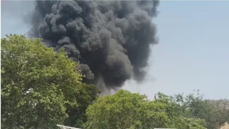 ভারতে যাত্রীবাহী উড়োজাহাজ বিমানবন্দরে বিধ্বস্ত, বহু হতাহতের শঙ্কা
