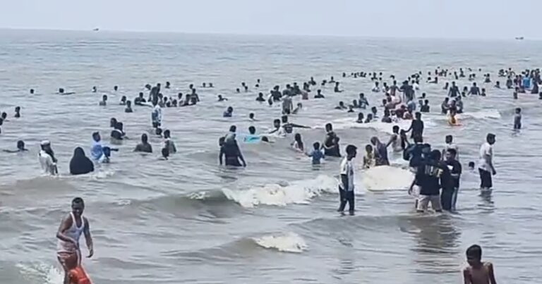 ঈদের ছুটিতে পর্যটকে মুখর কুয়াকাটা সমুদ্র সৈকত