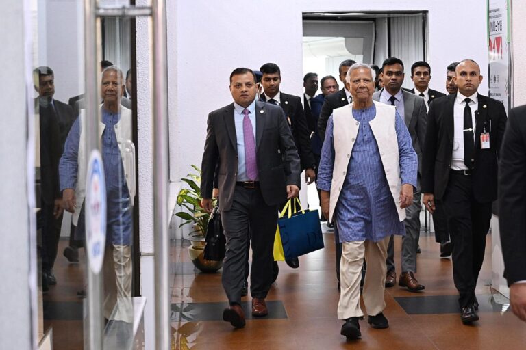 লন্ডন থেকে ফিরেছেন প্রধান উপদেষ্টা