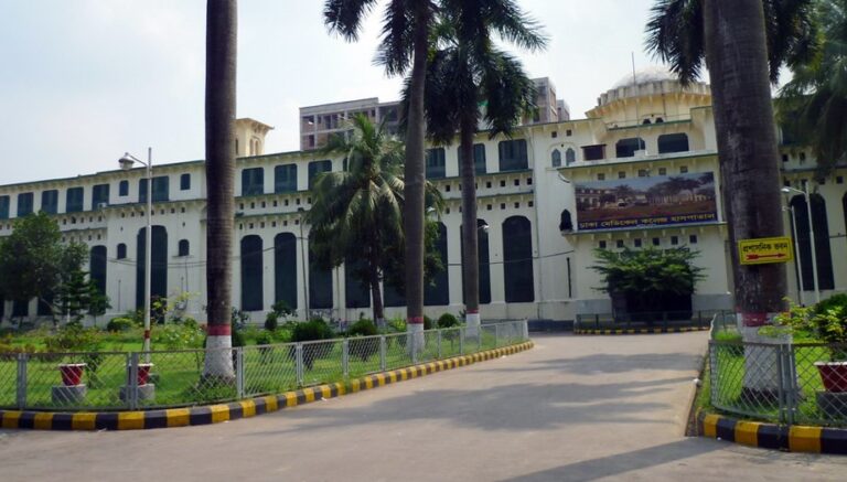 ঢাকা মেডিকেল কলেজ অনির্দিষ্টকালের জন্য বন্ধ ঘোষণা
