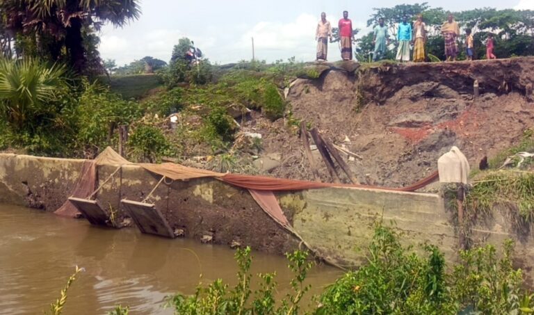 কলাপাড়ায় রেড়িবাঁধ সহ স্লুইজ গেট ধ্বসে পড়ার শঙ্কা