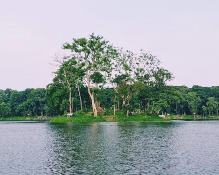 বাতাস হলেই ঢেউ ওঠে দুর্গাসাগরে