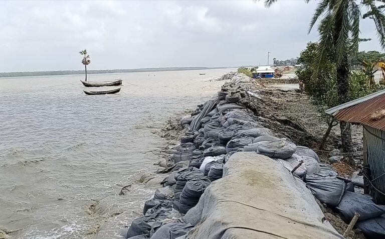 কলাপাড়ায় ঝূঁকিপূর্ণ বেড়িবাঁধ নিয়ে উপকূল বাসী আতঙ্কে