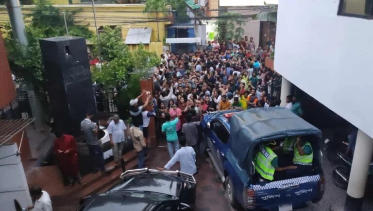 খুলনা প্রেসক্লাবে প্রেস সচিবকে ঘেরাও করে বিক্ষোভ