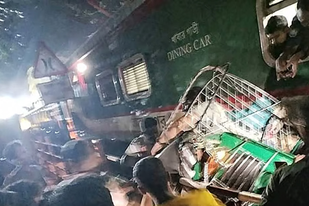 চট্টগ্রামে ট্রেনের ধাক্কায় দুমড়ে-মুচড়ে গেল অটোরিকশা-মোটরসাইকেল, নিহত ৩