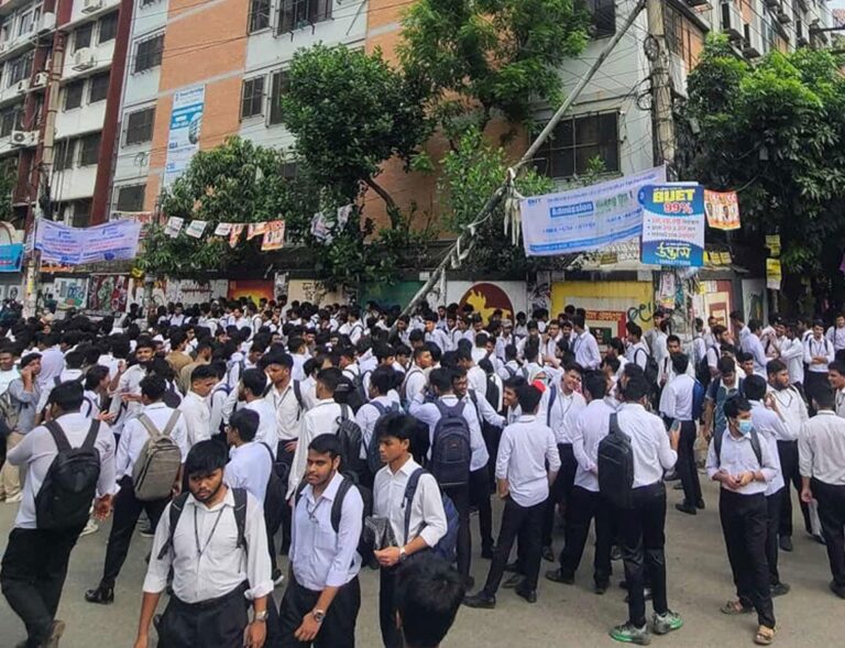অধ্যক্ষের পদত্যাগ দাবিতে ফের উত্তাল ঢাকা সিটি কলেজ