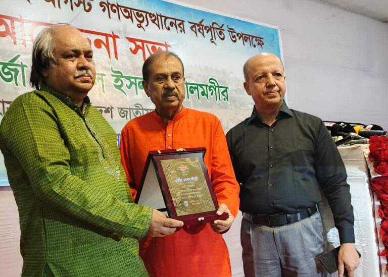 মতিউর রহমান চৌধুরীসহ ৫ সম্পাদককে সম্মাননা দিলো প্রেসক্লাব