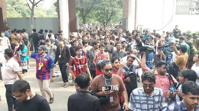 সচিবালয়ের গেট ভেঙে শিক্ষার্থীদের ভেতরে প্রবেশ