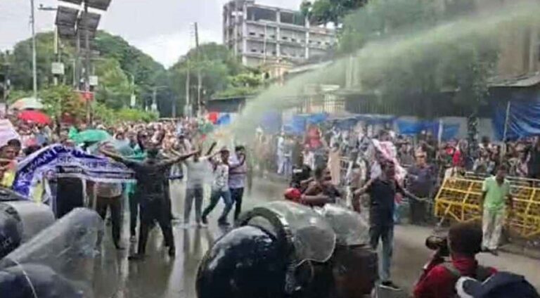 চাকরিচ্যুত বিডিআর সদস্যদের ছত্রভঙ্গ করতে জলকামান ও সাউন্ড গ্রেনেড নিক্ষেপ