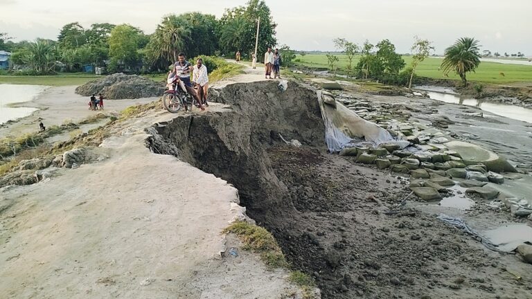 কলাপাড়ায় বেড়িবাঁধ ভাঙনের শঙ্কায় নির্ঘুম রাত কাটছে হাজারো মানুষের