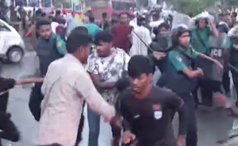 শাহবাগে জুলাই যোদ্ধাদের দুপক্ষের মারামারি, পুলিশের লাঠিচার্জে সড়ক ফাঁকা