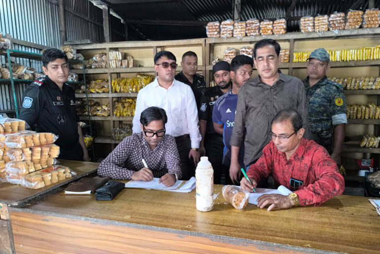 কিশোরগঞ্জে অভিযানে ৪ খাদ্য ব্যবসা প্রতিষ্ঠানকে ৫ লাখ টাকা অর্থদণ্ড