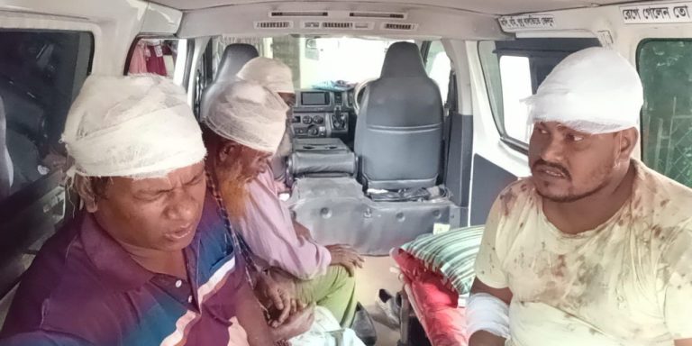 আমতলীতে ক্রাম বোর্ড খেলাকে কেন্দ্র করে দুই বংশের সদস্যদের দফায় দফায় সংঘর্ষে আহত-২৫