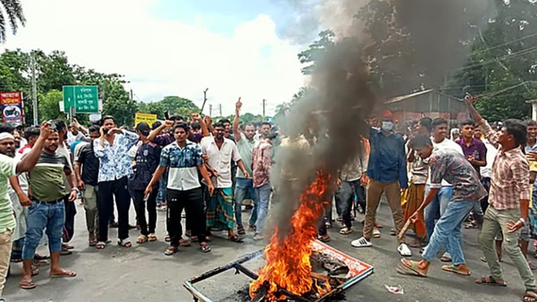 ভাঙ্গায় ভাঙচুর ও অগ্নিসংযোগ: সাংবাদিককে কুপিয়ে আহত, মসজিদে আশ্রয় নিলেন পুলিশ সদস্যরা
