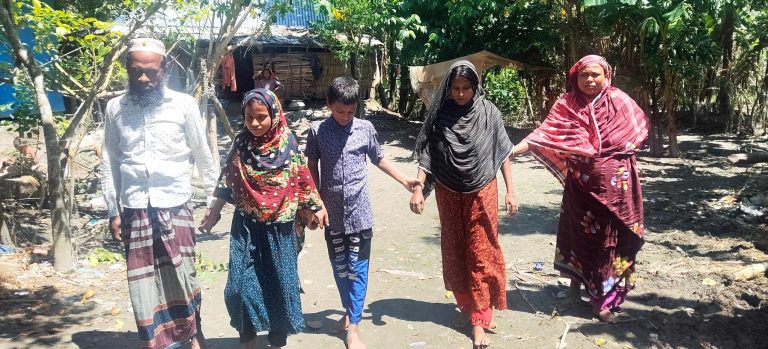 পরিবারের ৪ জনই অন্ধ, দেখার কেউ নেই