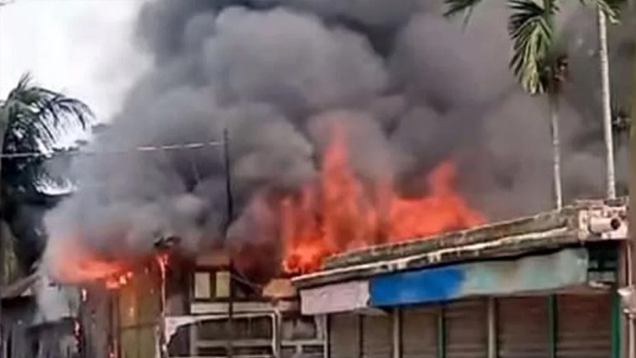 কুমিল্লায় মাইকে ঘোষণা দিয়ে মাজারে অগ্নিসংযোগ
