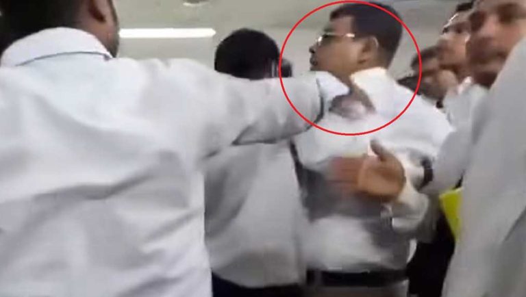 এজলাসে বিচারকের সামনেই সাংবাদিককে মারধর