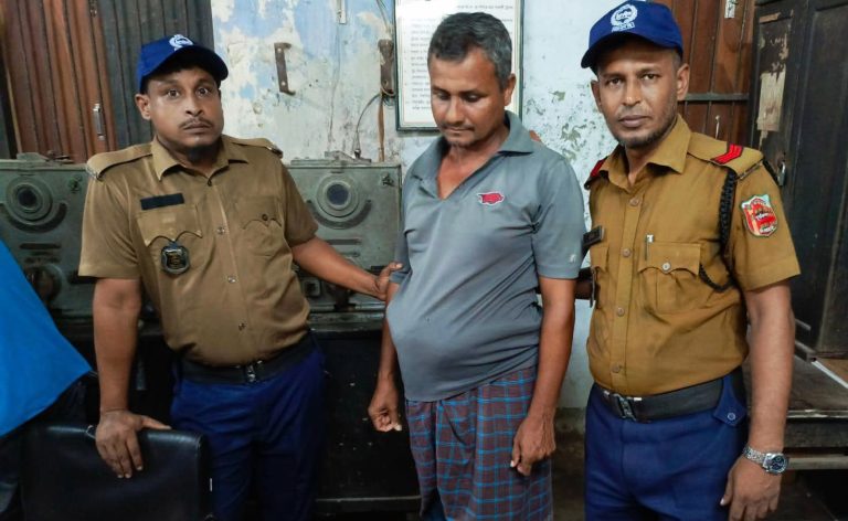 কটিয়াদীতে ট্রেনের টিকেট কালোবাজারি রিপন আটক