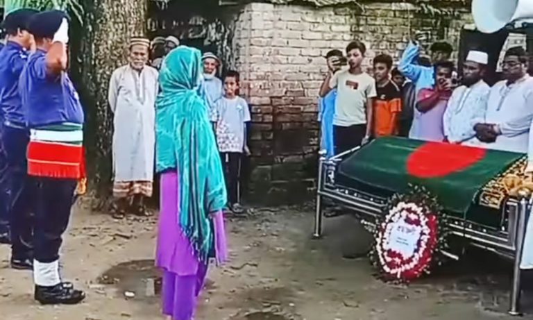 হোসেনপুরে রাষ্ট্রীয় মর্যাদায় বীর মুক্তিযোদ্ধা ইসমাইলের দাফন