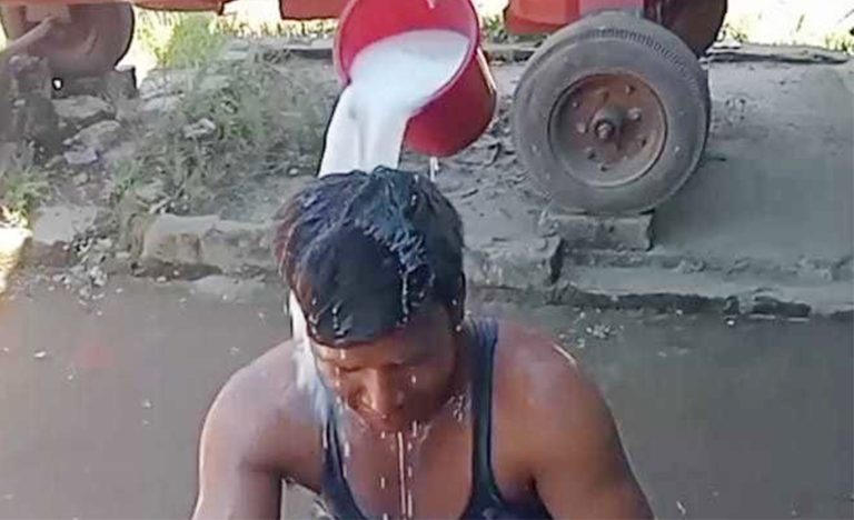 কটিয়াদীতে দুধ দিয়ে গোসল করে জুয়া খেলা ছাড়লেন ব্যবসায়ী!