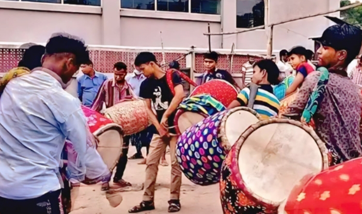দুর্গাপূজা উপলক্ষে কটিয়াদীতে জমেছে ঢাকের হাট