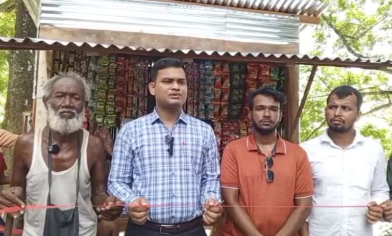 কটিয়াদীতে নতুন দোকান পেলেন সেই খুরশিদ মাঝি