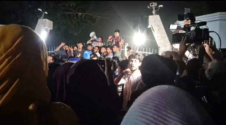 রাজশাহী বিশ্ববিদ্যালয়: গভীর রাতে ভিসির বাসভবনের সামনে থেকে সরলেন বিক্ষুব্ধ শিক্ষার্থীরা