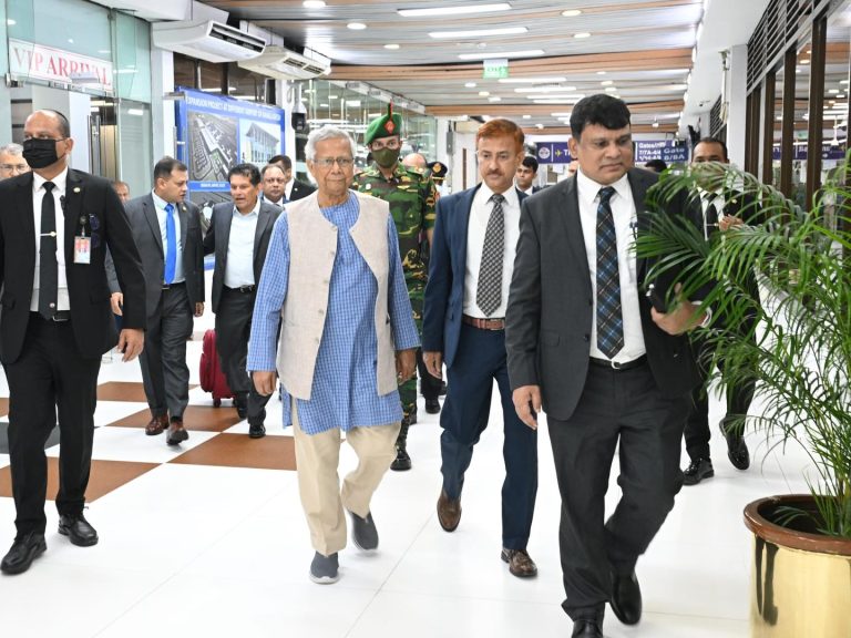 নিউইয়র্কের উদ্দেশে ঢাকা ছাড়লেন প্রধান উপদেষ্টা