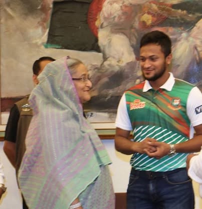 ক্রীড়া উপদেষ্টা ও সাকিবের পাল্টাপাল্টি পোস্ট