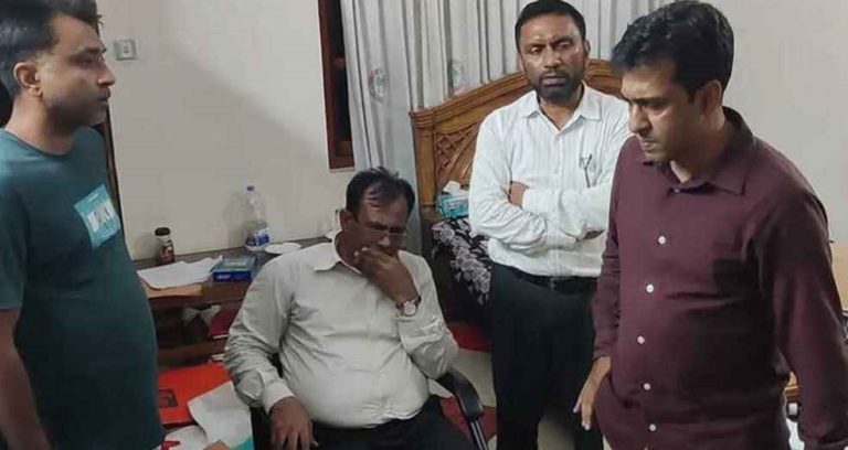 ১৭ বিয়ে করে আলোচিত সেই বন কর্মকর্তা পালানোর সময় আটক