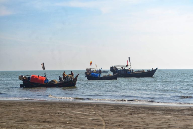 ৭ দিনেও খোঁজ মেলেনি ৫ জেলের, শোকের ছায়া মহিপুর জেলে পরিবারে