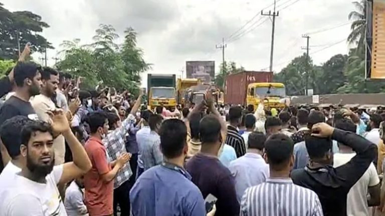 চাকরিচ্যুত ইসলামী ব্যাংকের কর্মীদের ঢাকা-চট্টগ্রাম মহাসড়ক অবরোধ