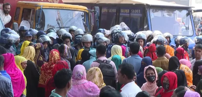 চট্টগ্রামে প্যাসিফিক গ্রুপের ৮ বন্ধ কারখানা খুলতে শ্রমিকদের বিক্ষোভ